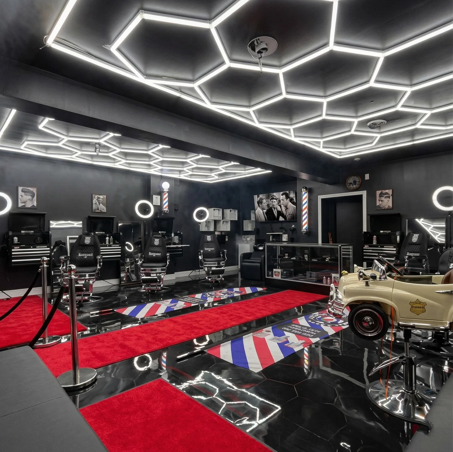 Intérieur salon Barbier514 — éclairage LED hexagonal et sol marbre noir, Montréal